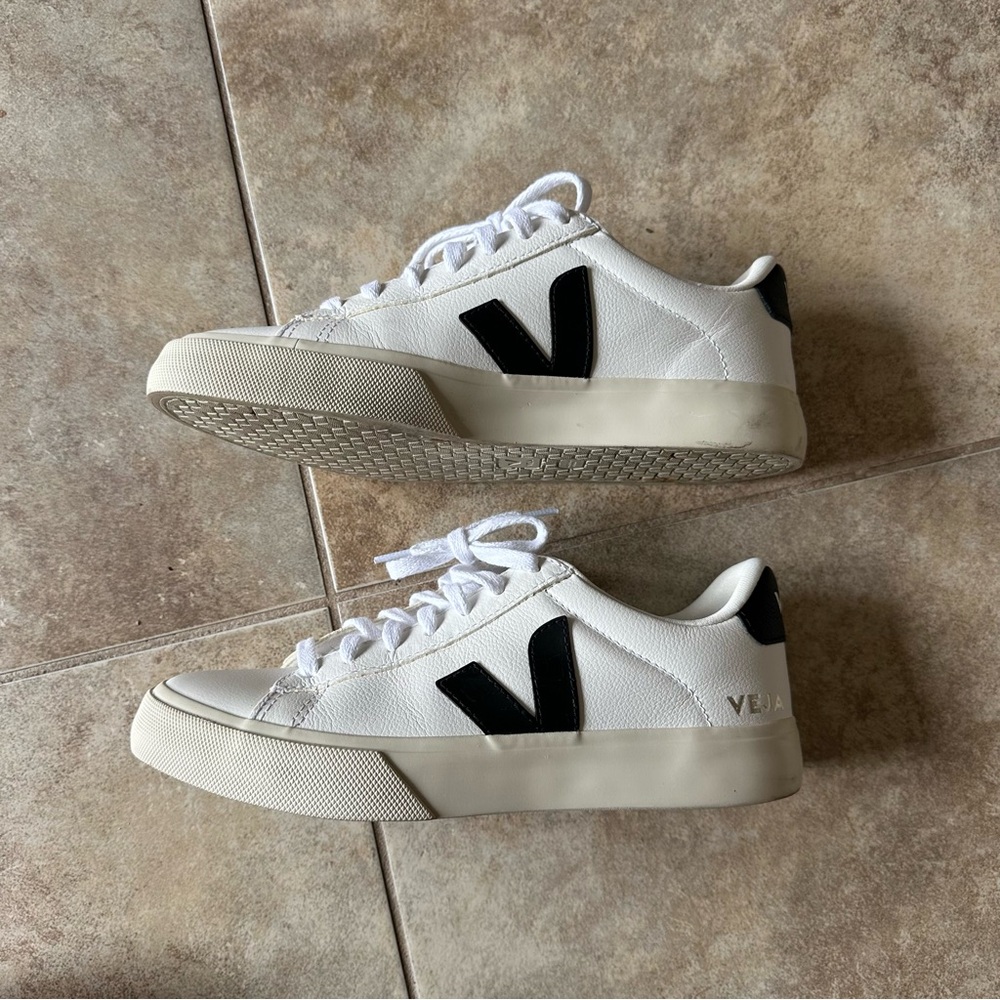 SO PERFECT WOMENS VEJA V-10 WHITE W/ BLACK LEATHER SNEAKERS SHOES SZ 8 - Picture 2 of 7